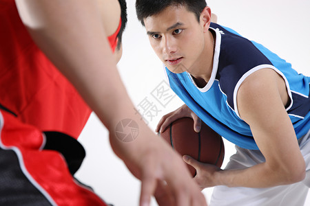 争东方青年男子打篮球背景