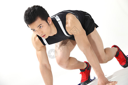 东方青年男子跑步图片