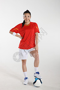 东方青年女运动员踢足球图片