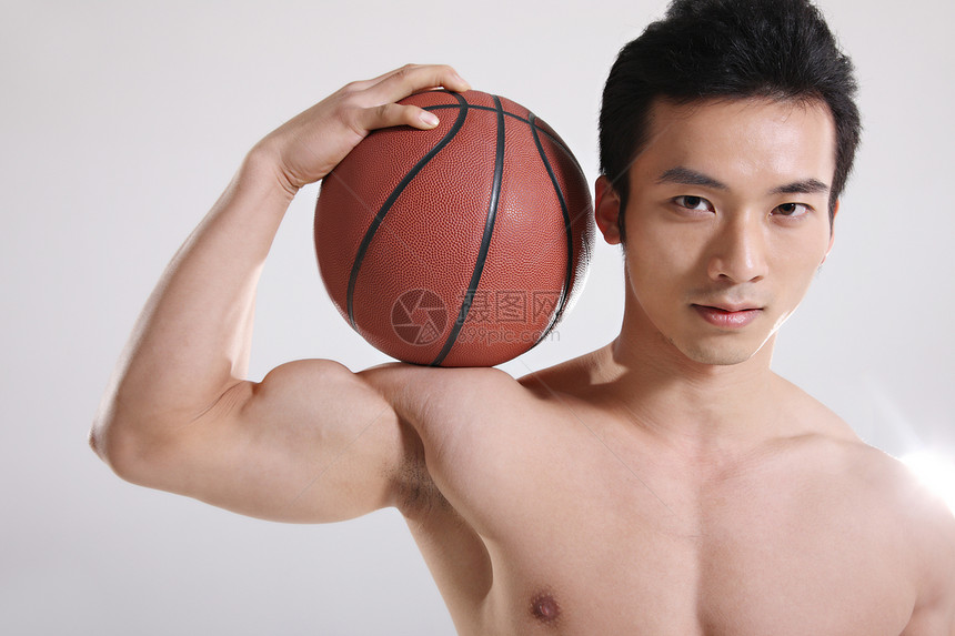 东方青年男子打篮球图片