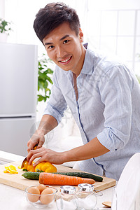 年轻男人在厨房做饭图片