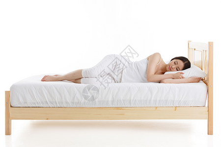 一个青年女人在卧室的床上睡觉图片