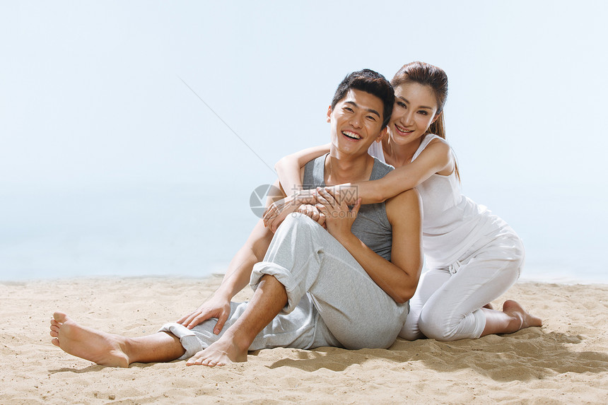 海边的浪漫情侣图片