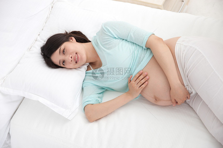 孕妇躺在床上图片