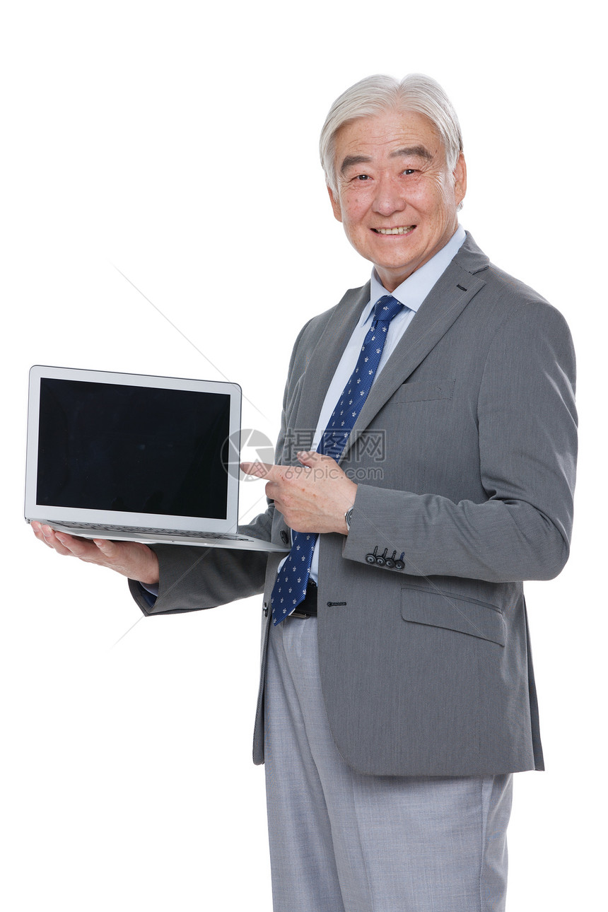 一个老年男人拿着笔记本电脑图片