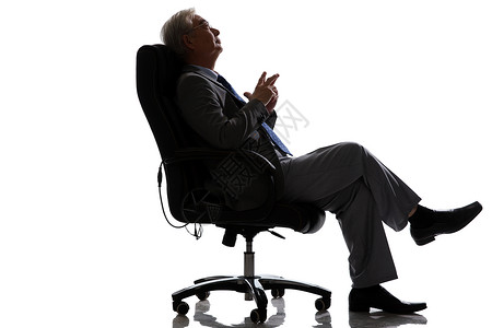 老年男人坐在椅子上沉思图片