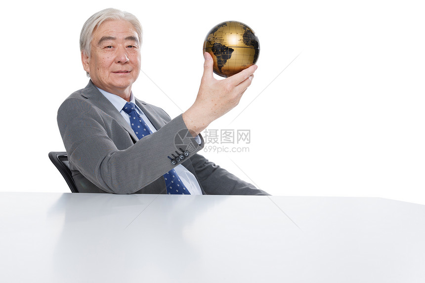 商务老年男人拿着地球仪图片