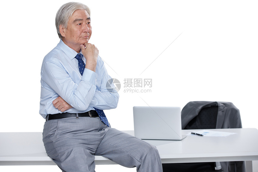 商务老年男人在思考图片