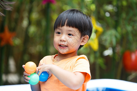 黑头发男孩可爱的幼儿园儿童背景