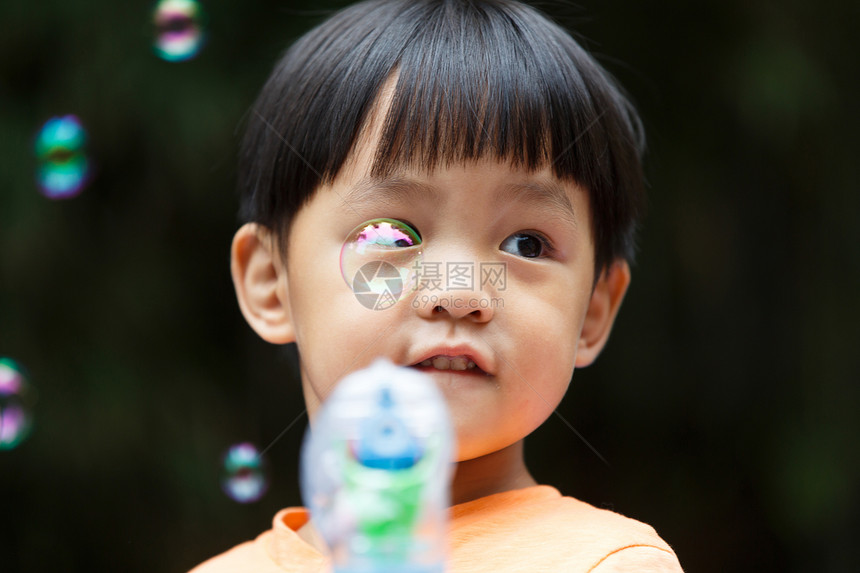 幼儿园里可爱的小男孩图片