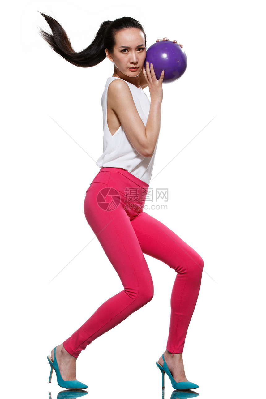 青年时尚女人打保龄球图片