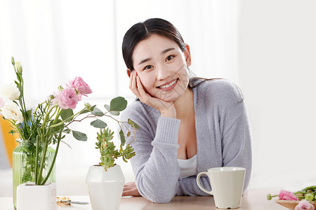 水与鲜花素材青年女人与花背景