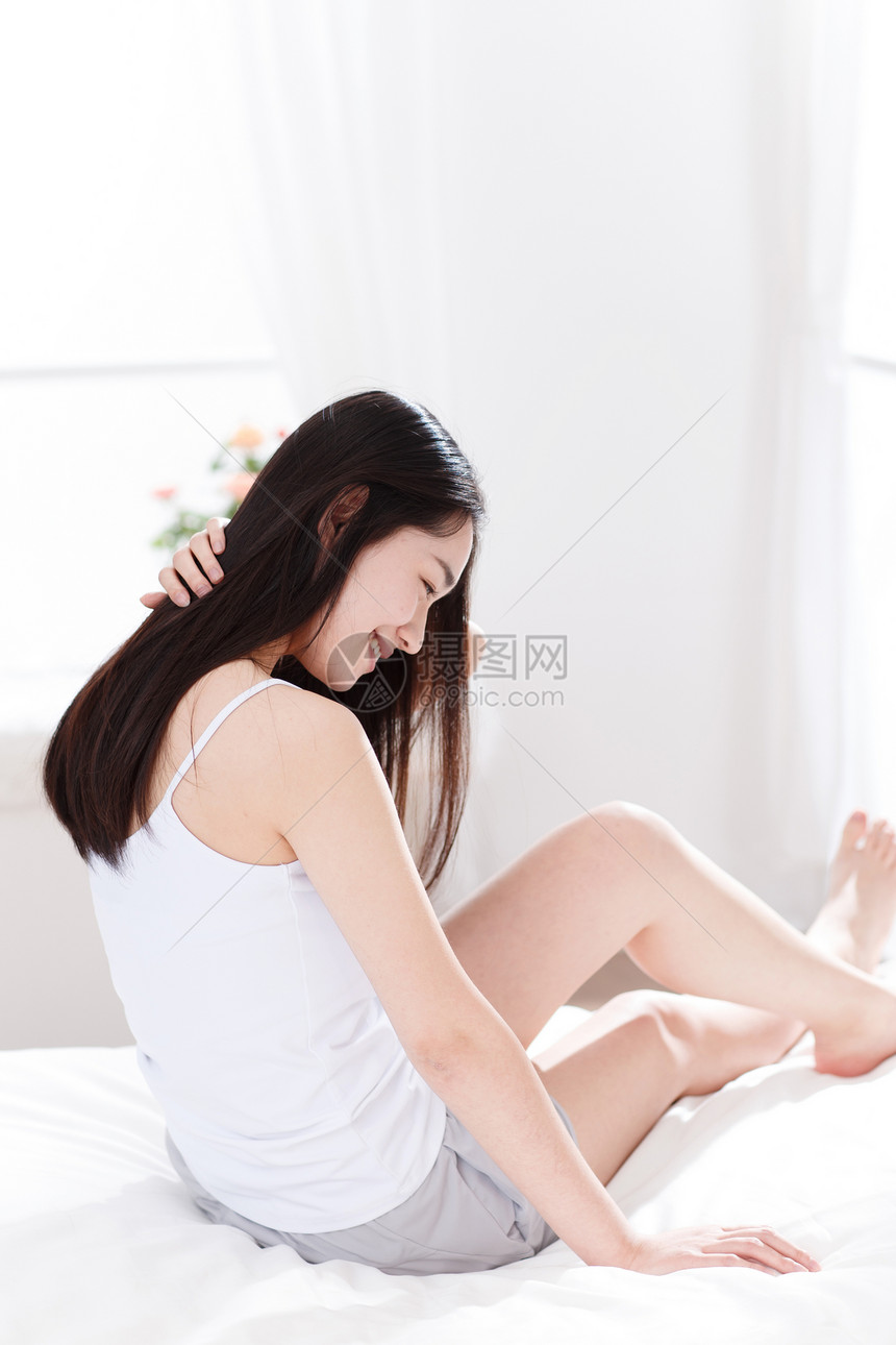 青年女人在卧室的床上图片