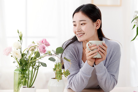 水与鲜花素材青年女人与花背景