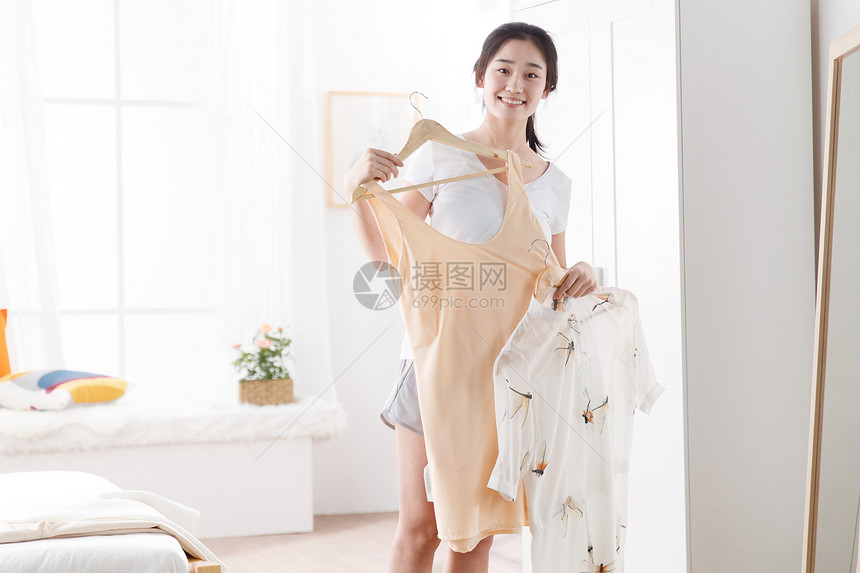 青年女人在卧室试衣服图片