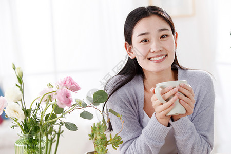 水长发青年女人与花背景