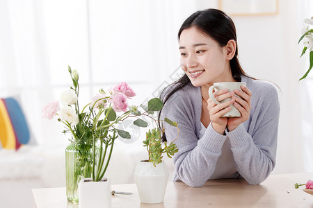 水与鲜花素材青年女人与花背景