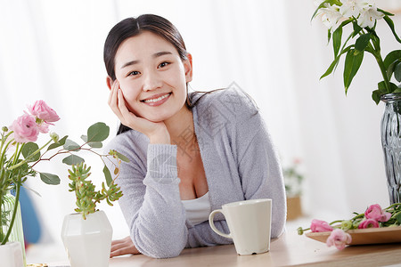 水与鲜花素材青年女人与花背景