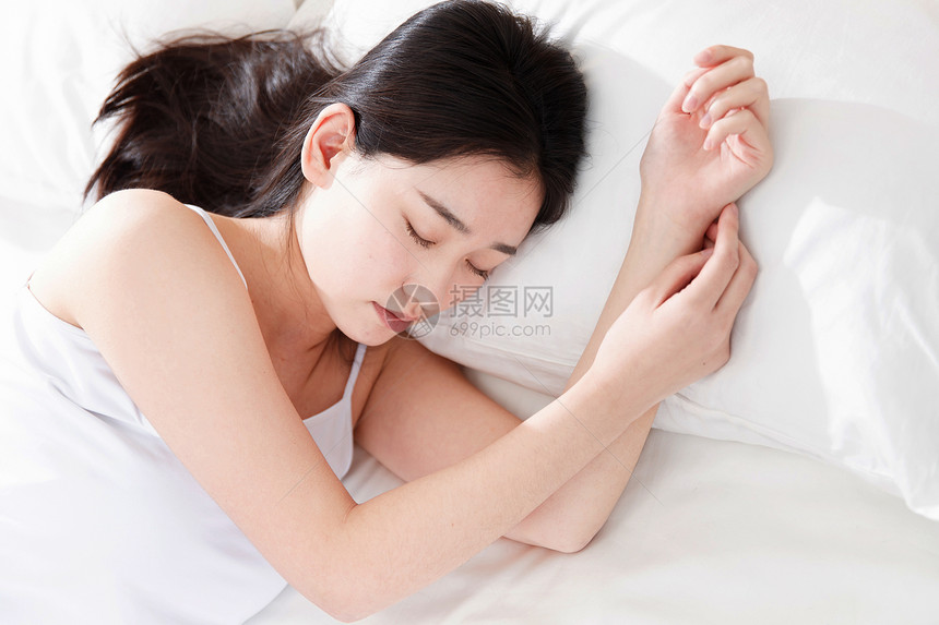 青年女人在卧室睡觉图片