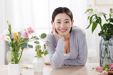 水与鲜花素材青年女人与花背景