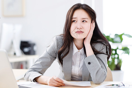 托腮思考的美女垂头丧气的商务女人背景