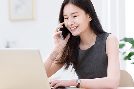 商务青年女人打电话图片