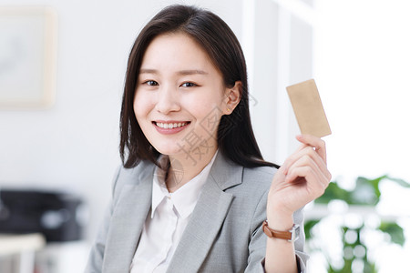 商务青年女人拿着卡片图片