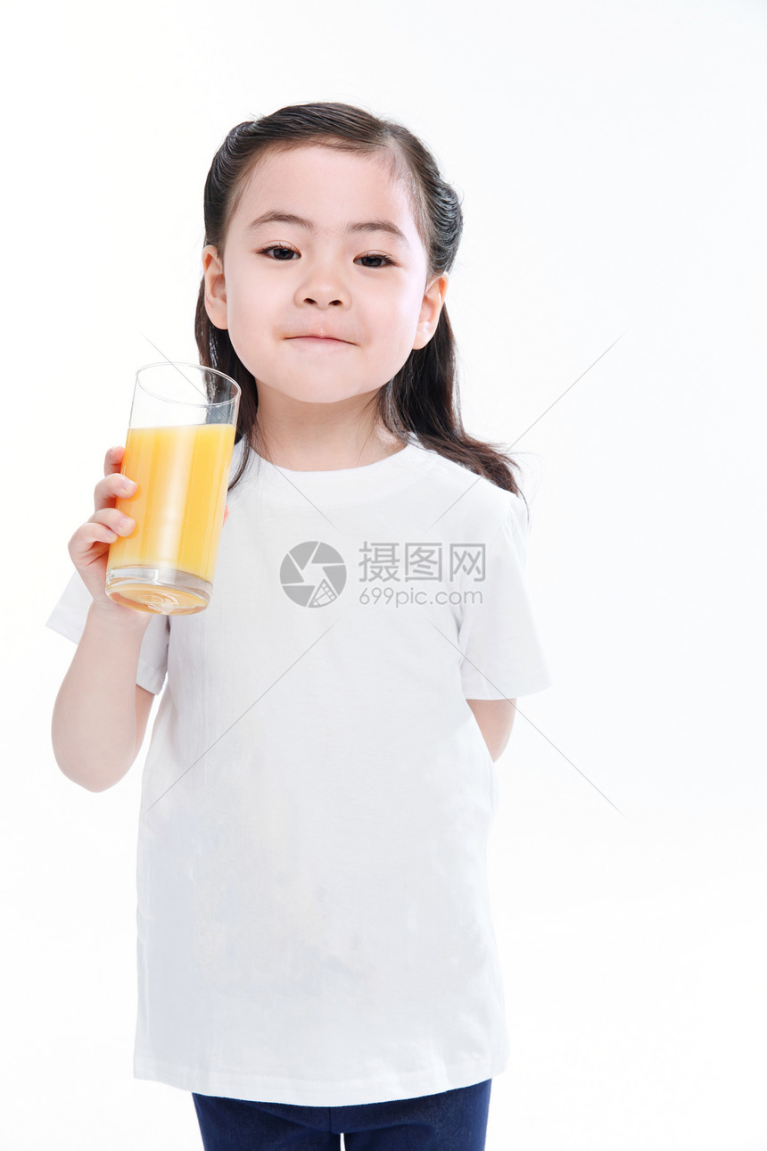 可爱的小女孩喝果汁图片