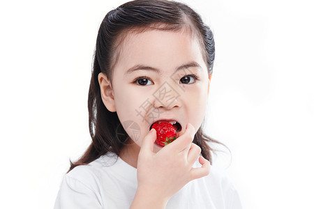 可爱的小女孩吃草莓图片