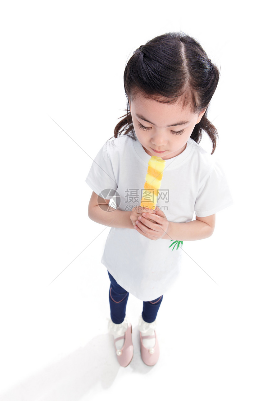 可爱的小女孩吃冰棍图片