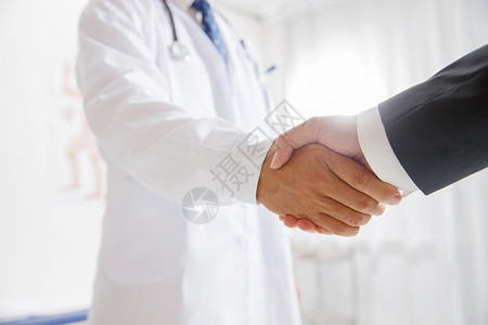 医生和患者握手图片