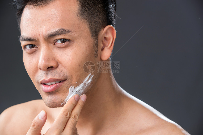 中年男子涂抹剃须膏图片