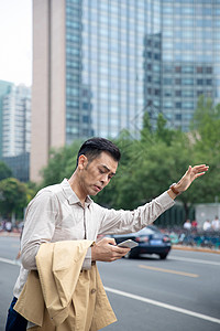 商务男士在商业区拦出租车背景