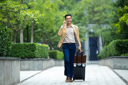 现代男子素材户外拉着行李打电话的商务男子背景