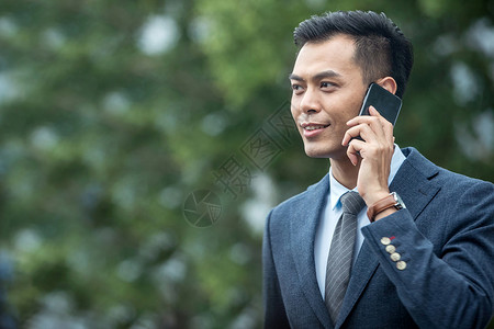 户外打电话的商务中年男子图片
