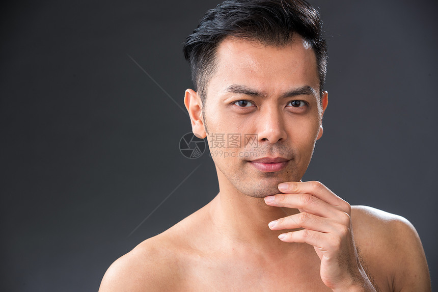 手指触摸下巴的中年男子图片