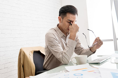 表现消极办公室内疲惫的商务男子背景