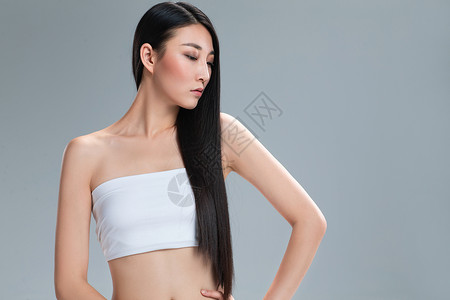 宁式鳝丝青年女人展示亮丽丝缎般的头发背景