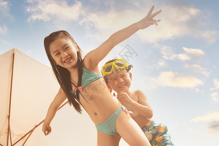 儿童避暑游快乐的东方儿童在户外玩耍背景