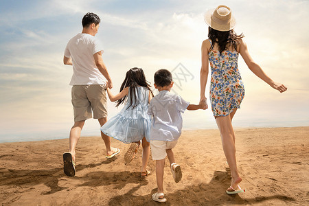 幸福一家四口在沙滩上奔跑的背影图片