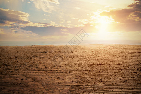 光照下的沙滩背景图片