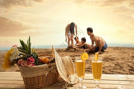 水果上的男孩幸福的四口之家在沙滩上享受休闲时光背景