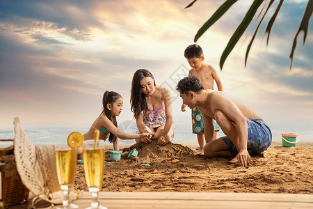 幸福的四口之家在沙滩上享受休闲时光图片