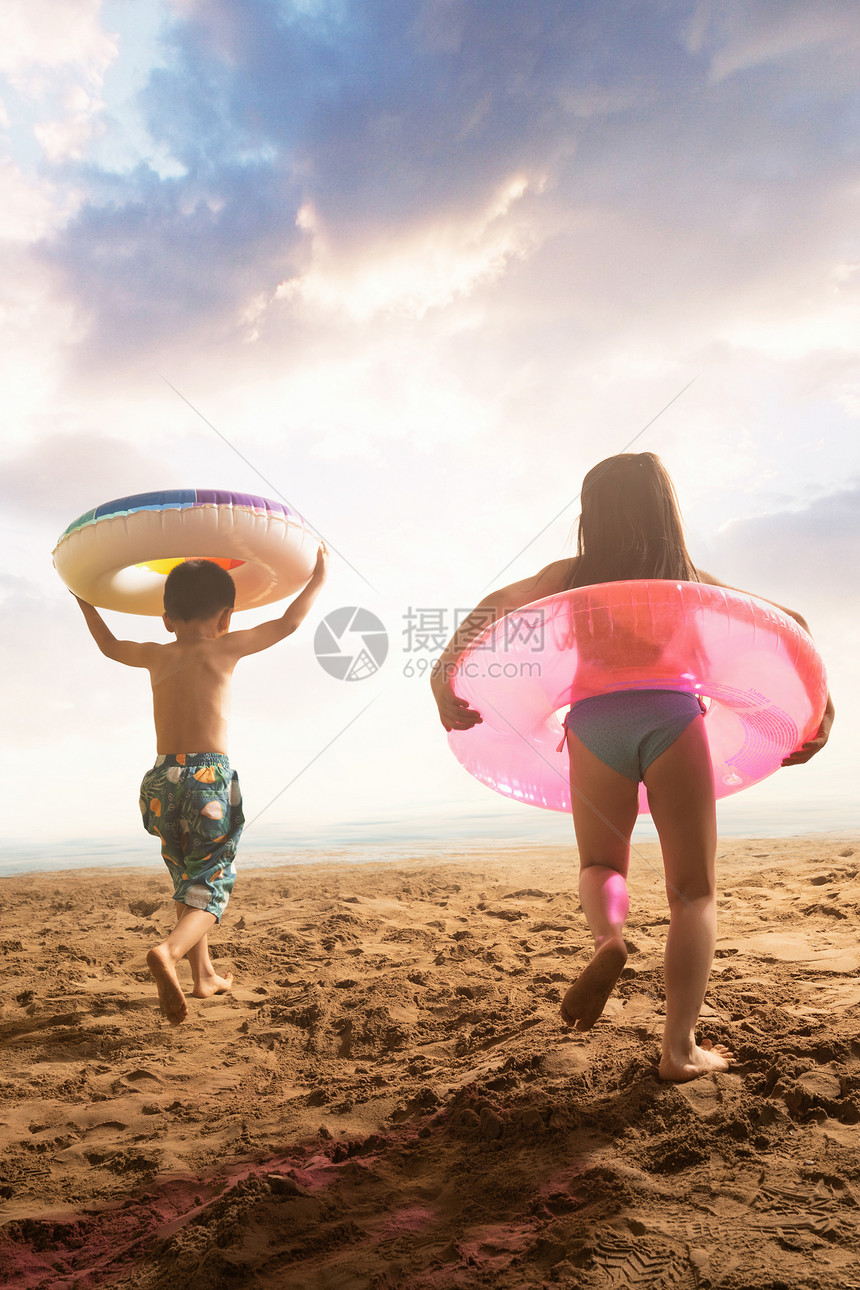 快乐的东方儿童奔向大海图片