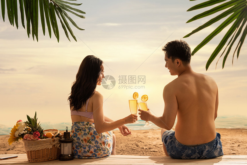 年轻伴侣在海边享受休闲时光图片