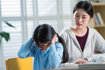 两个女生做作业年轻妈妈和做作业的女儿生气背景