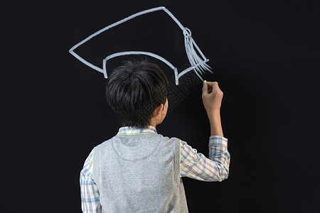 小学生在黑板上画博士帽背景图片