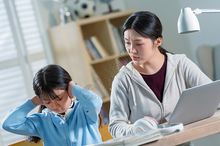 两个女生做作业年轻妈妈和做作业的女儿生气背景