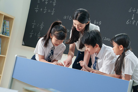 老师给小学生辅导学习图片