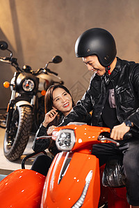青年伴侣挑选摩托车高清图片